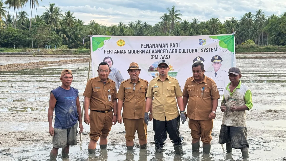 Bupati Boltara bersama petani pada program PM-AAS di Sangkub