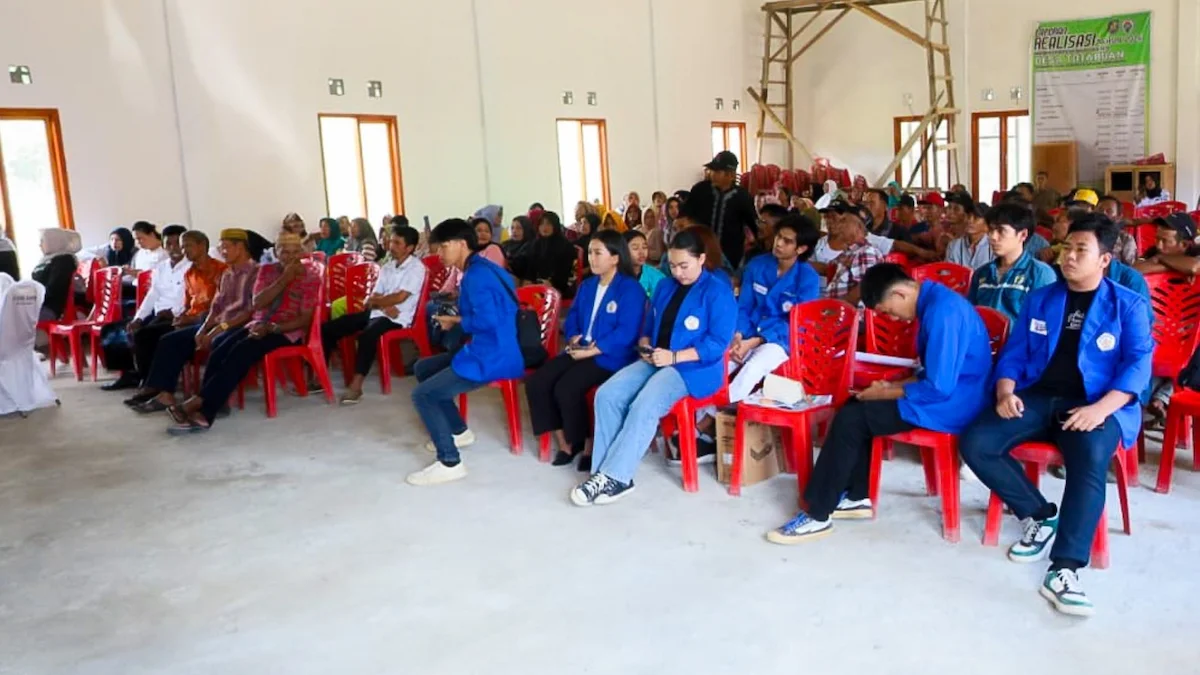 Peserta dan mahasiswa Polimdo mengikuti kegiatan Bina Desa di Totabuan