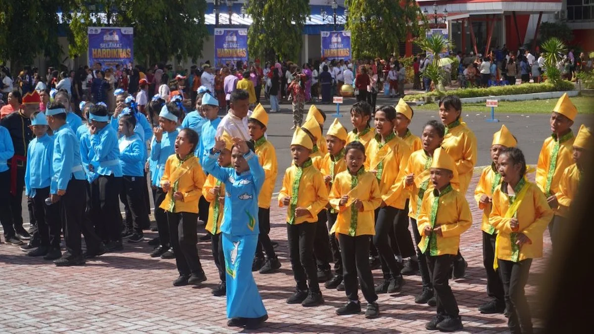 Siswa tampil dalam lomba Masamper Hardiknas 2026 Kota Bitung