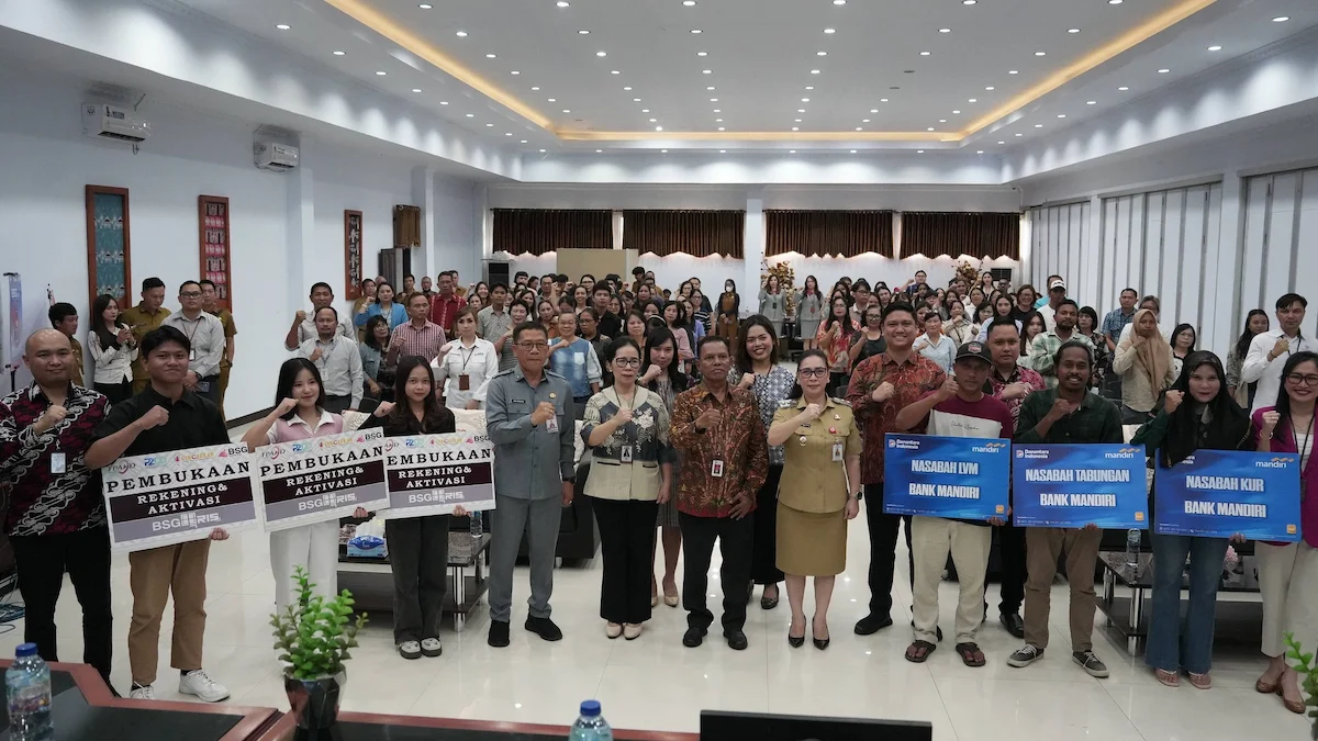 Peserta program GENCARKAN literasi keuangan berfoto bersama di Minahasa