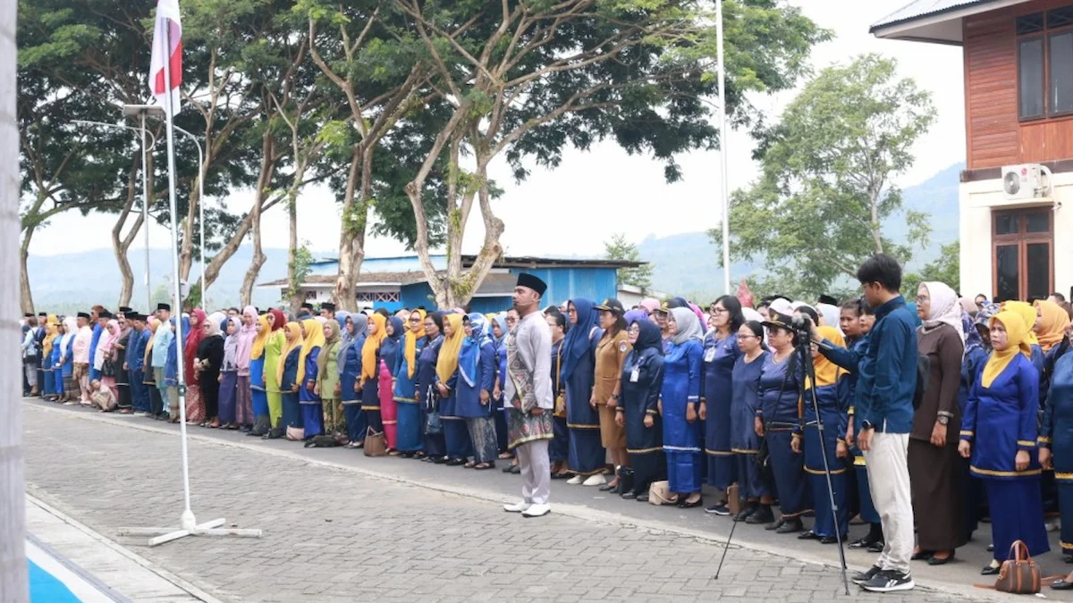 ASN guru dan pelajar mengikuti upacara Hardiknas Boltim