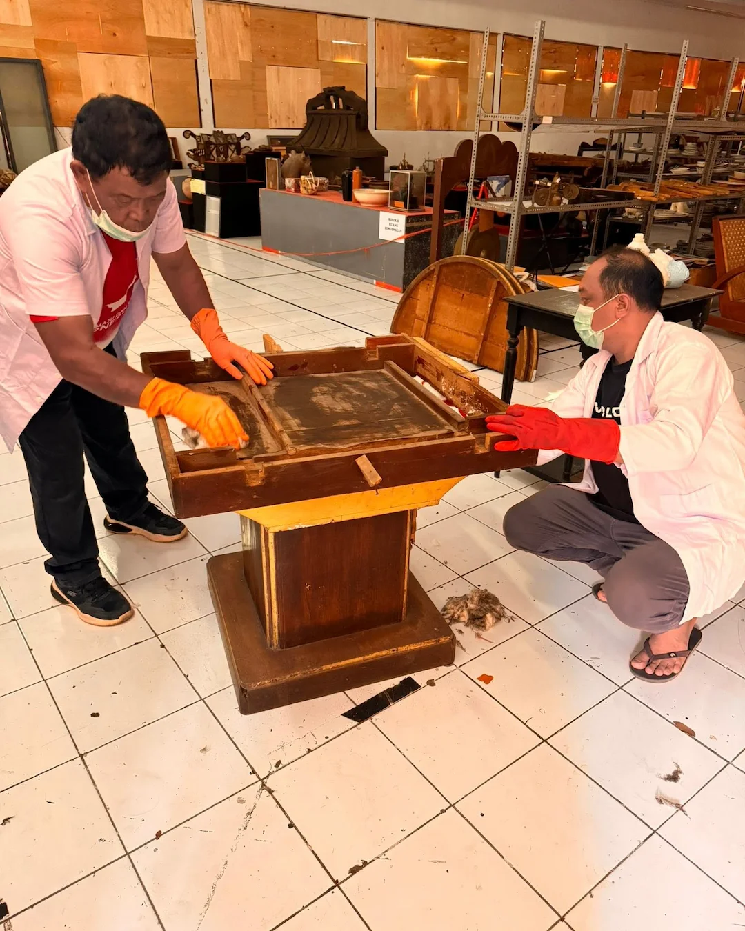 petugas melakukan restorasi koleksi kayu di museum negeri sulawesi utara