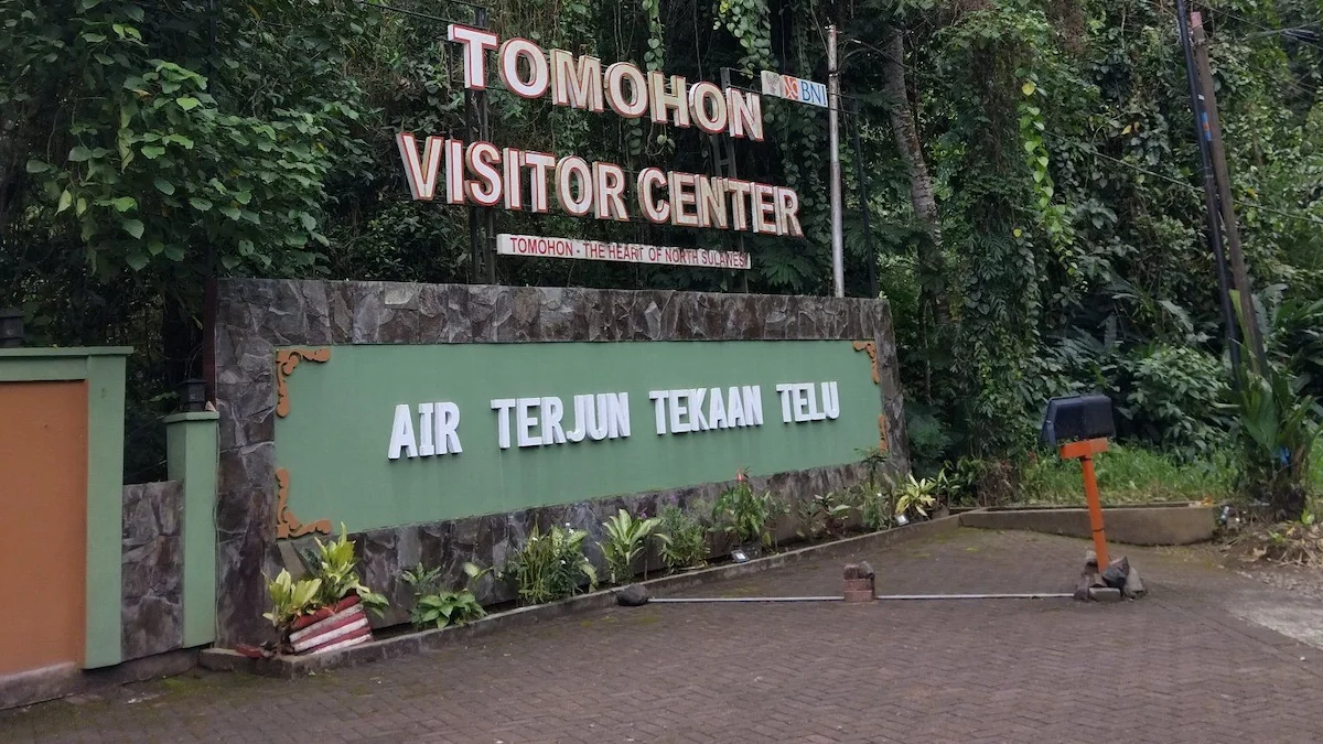 tanda kawasan wisata air terjun tekaan telu di tomohon sulawesi utara