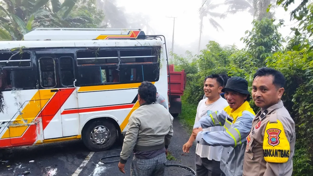 Polisi mengamankan lokasi kecelakaan bus WKI GMIM di Ranoyapo Minahasa Selatan