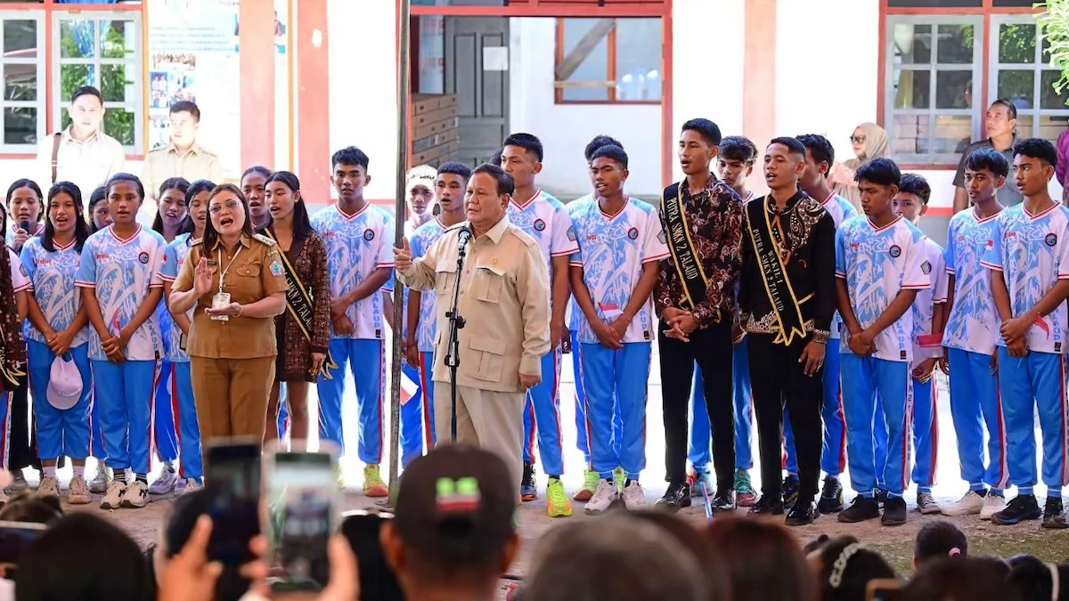 Presiden Prabowo Subianto bersama siswa SMK Talaud saat kunjungan di Pulau Miangas