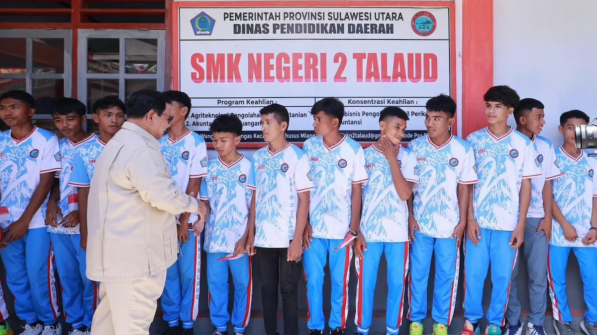 Presiden Prabowo Subianto bersalaman dengan siswa SMK Negeri 2 Talaud di Pulau Miangas