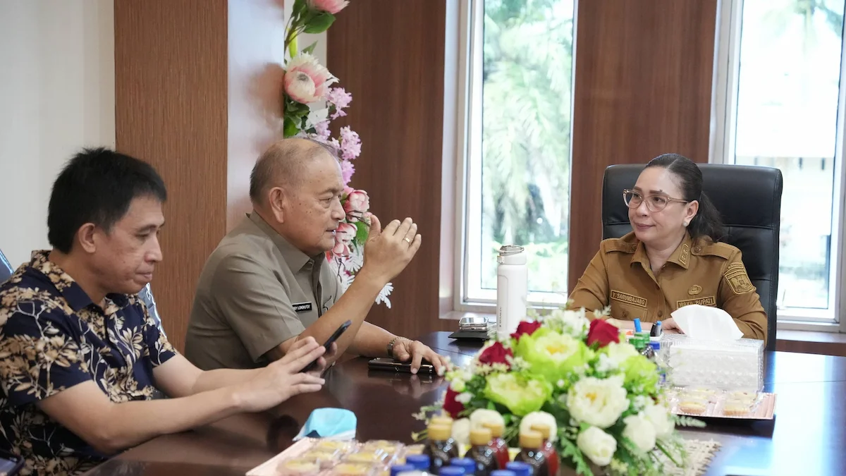 Ketua KONI Minahasa Robby Longkutoy berdiskusi dengan Wakil Bupati Minahasa Vanda Sarundajang terkait persiapan Porprov Sulut 2027