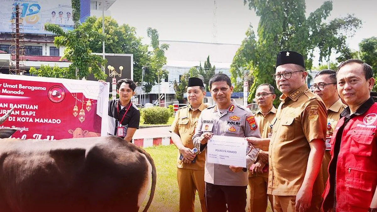 Richard Sualang menyerahkan bantuan hewan kurban sapi di Manado menjelang Iduladha 1447 Hijriah