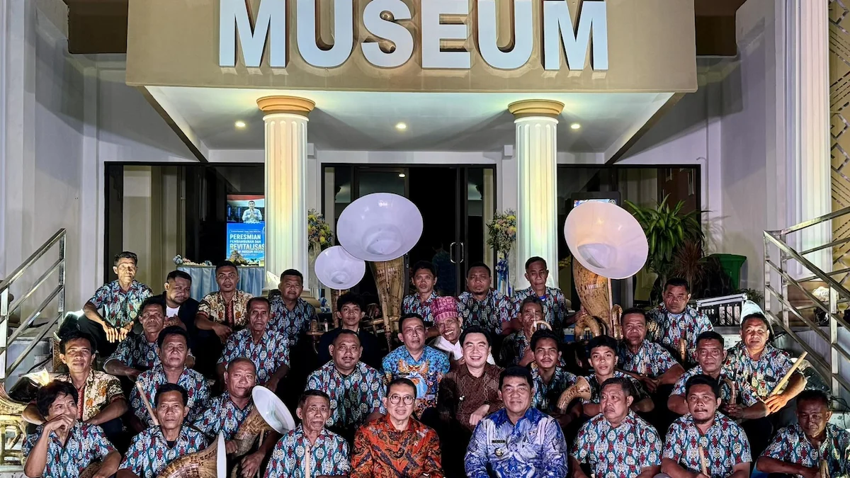 Rombongan tamu dan budayawan pada peresmian Museum Negeri Sulawesi Utara di Manado