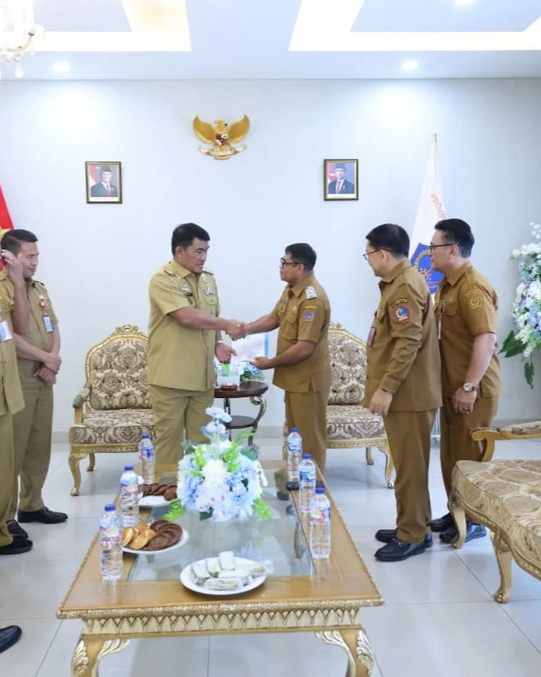 Heronimus Makainas berjabat tangan dengan Yulius Selvanus usai penyerahan nota dinas
