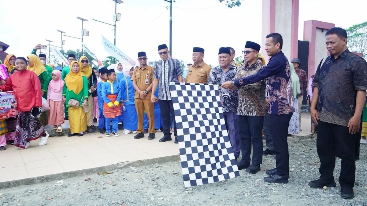Bupati Boltara Sirajudin Lasena melepas peserta Karnaval Budaya HUT ke-19