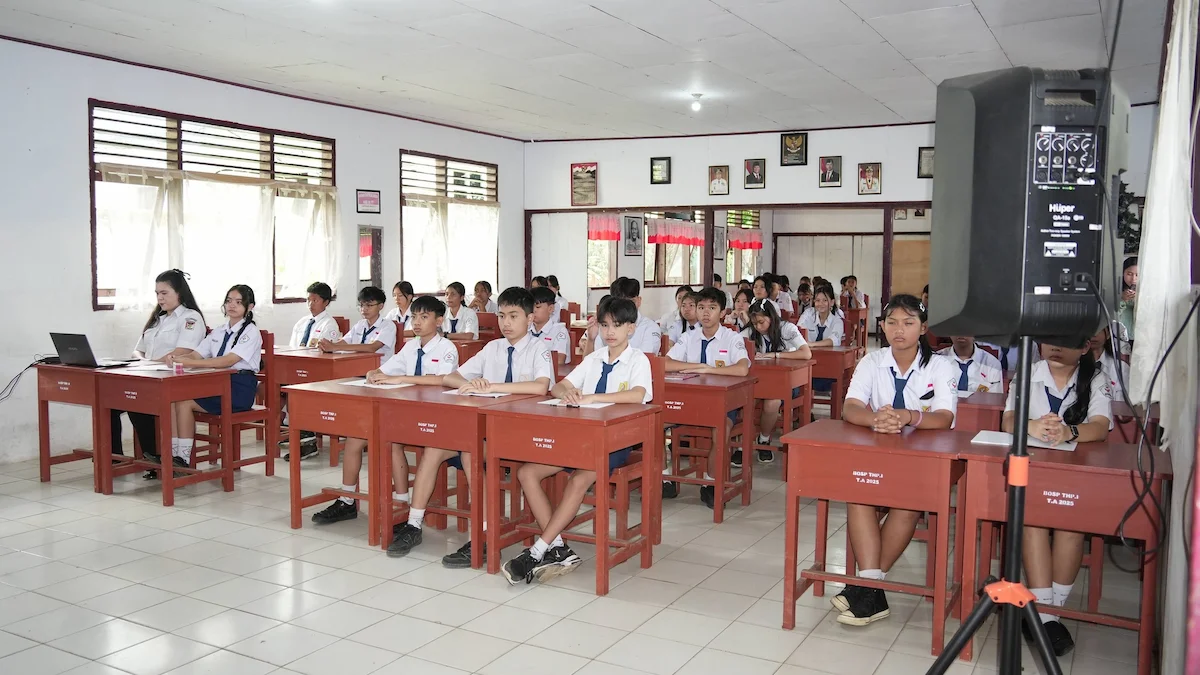 Siswa SMP Negeri 4 Tondano mengikuti kegiatan bina rohani dan pembinaan karakter di Minahasa