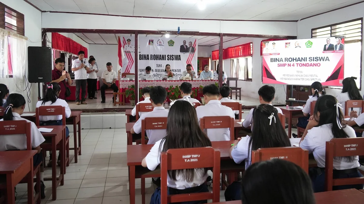 Suasana kegiatan bina rohani siswa SMP Negeri 4 Tondano bersama Pemerintah Kabupaten Minahasa