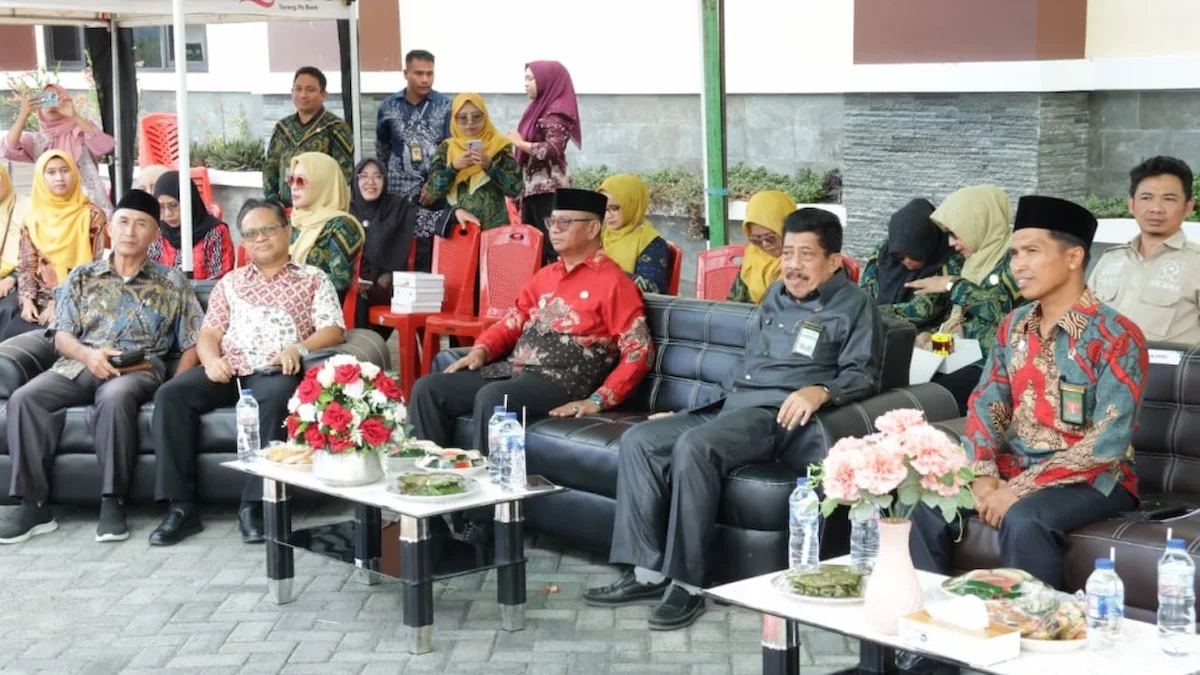 Suasana tamu undangan menghadiri peresmian lapangan tenis Pengadilan Agama Tutuyan di Bolaang Mongondow Timur