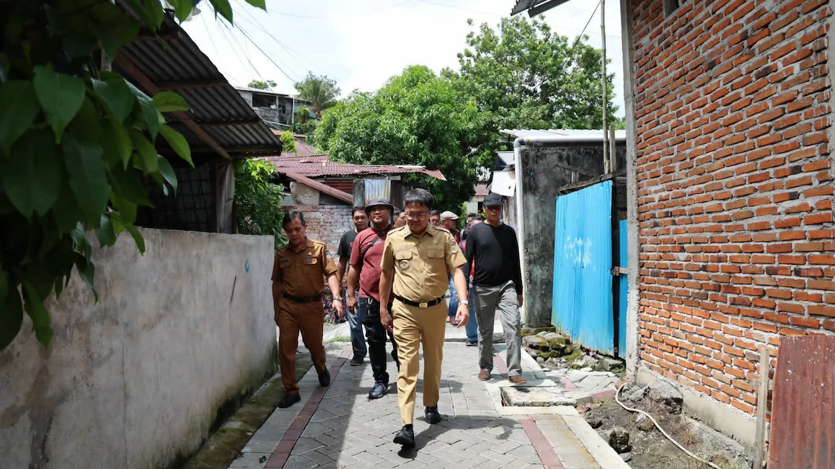 Andrei Angouw berjalan kaki meninjau lingkungan pemukiman di Kelurahan Tikala Baru Manado