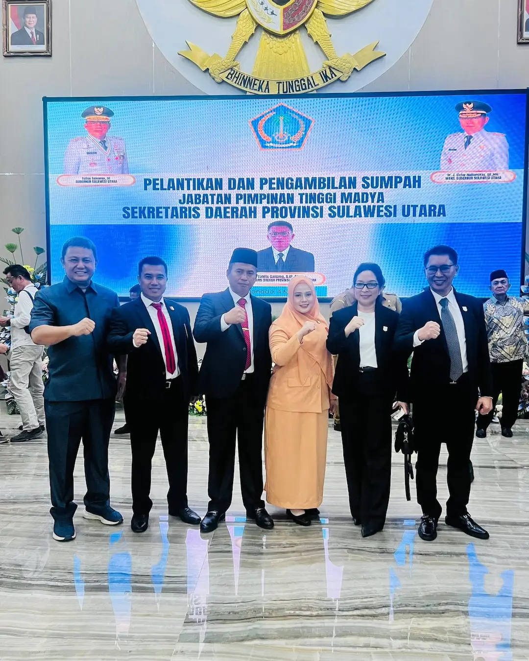 Tahlis Gallang foto bersama pejabat usai pelantikan Sekprov Sulut