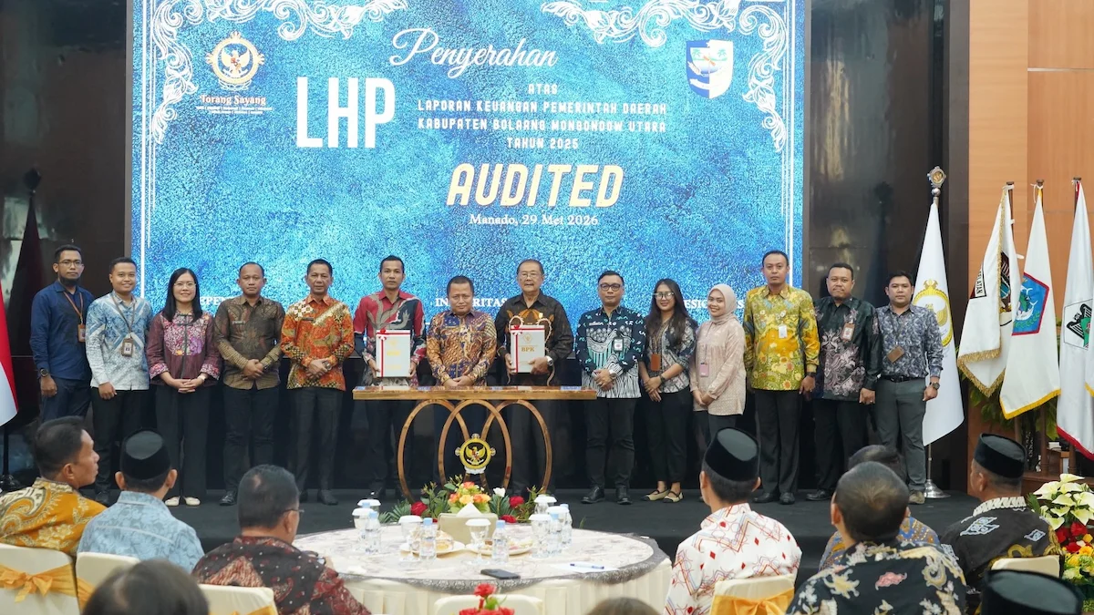 Tim Pemerintah Kabupaten Bolaang Mongondow Utara berfoto bersama usai menerima LHP BPK RI dan meraih opini WTP ke-10 berturut-turut di Manado