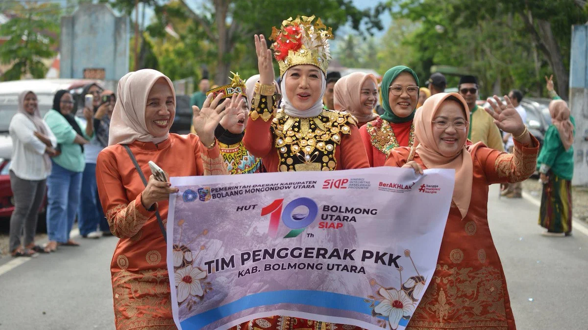 Tim Penggerak PKK Boltara mengikuti parade budaya HUT ke-19 Boltara