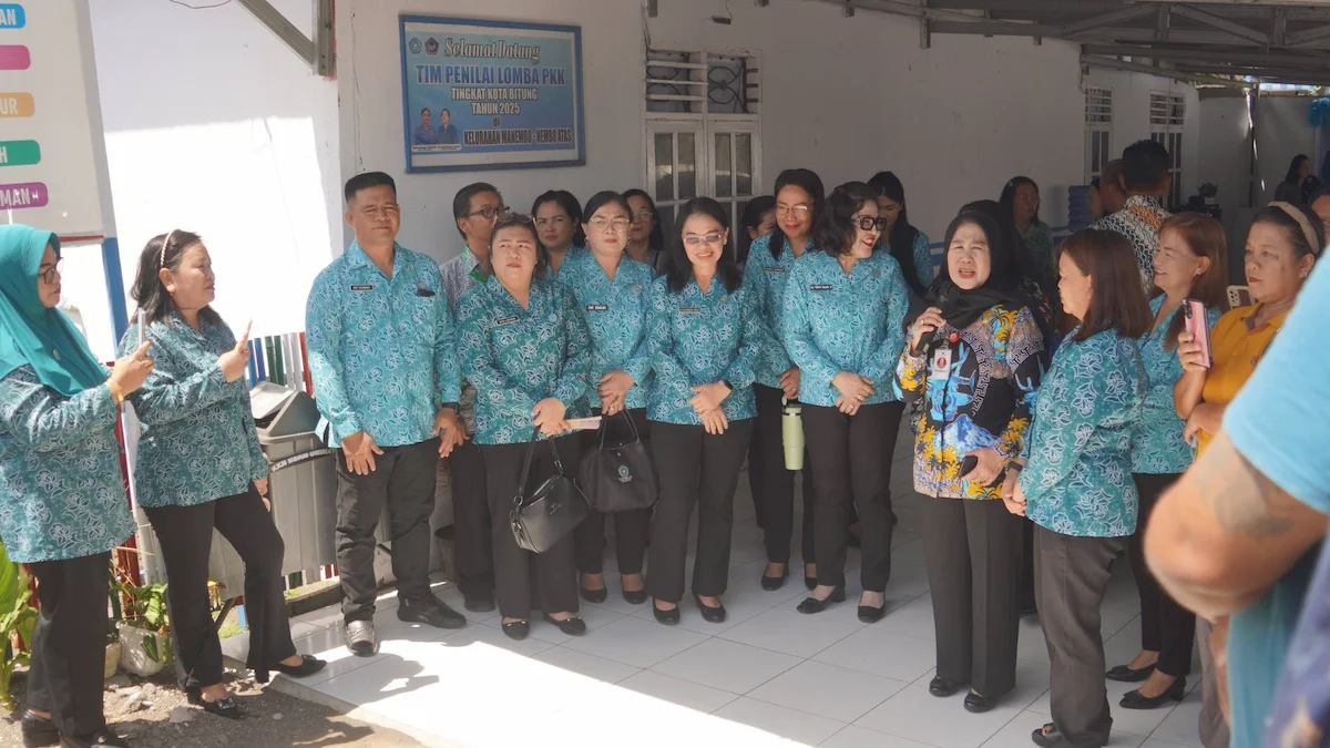 Tim PKK Kota Bitung bersama warga dalam kegiatan edukasi lingkungan