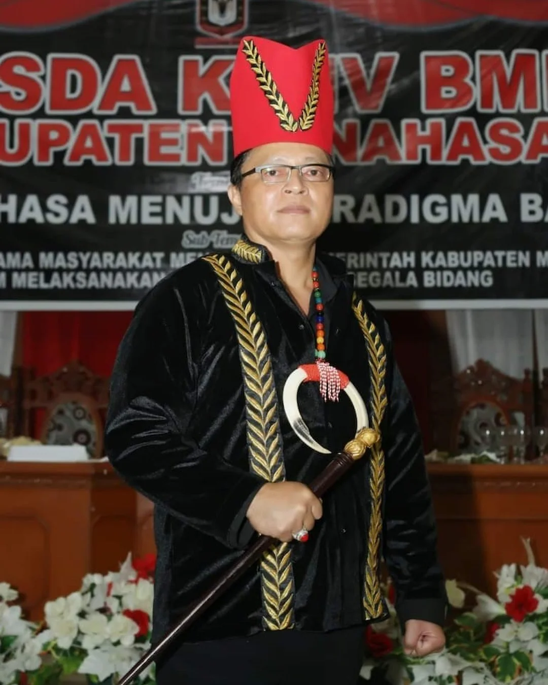 Tonaas Frangky Wolayan dalam atribut adat Brigade Manguni Indonesia Minahasa