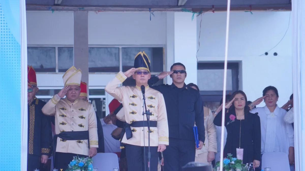 Wali Kota Bitung Hengky Honandar pimpin upacara Hardiknas 2026