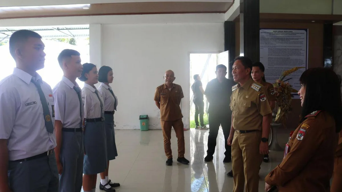 Empat pelajar utusan Paskibraka Minahasa Selatan mengikuti pelepasan di rumah dinas bupati