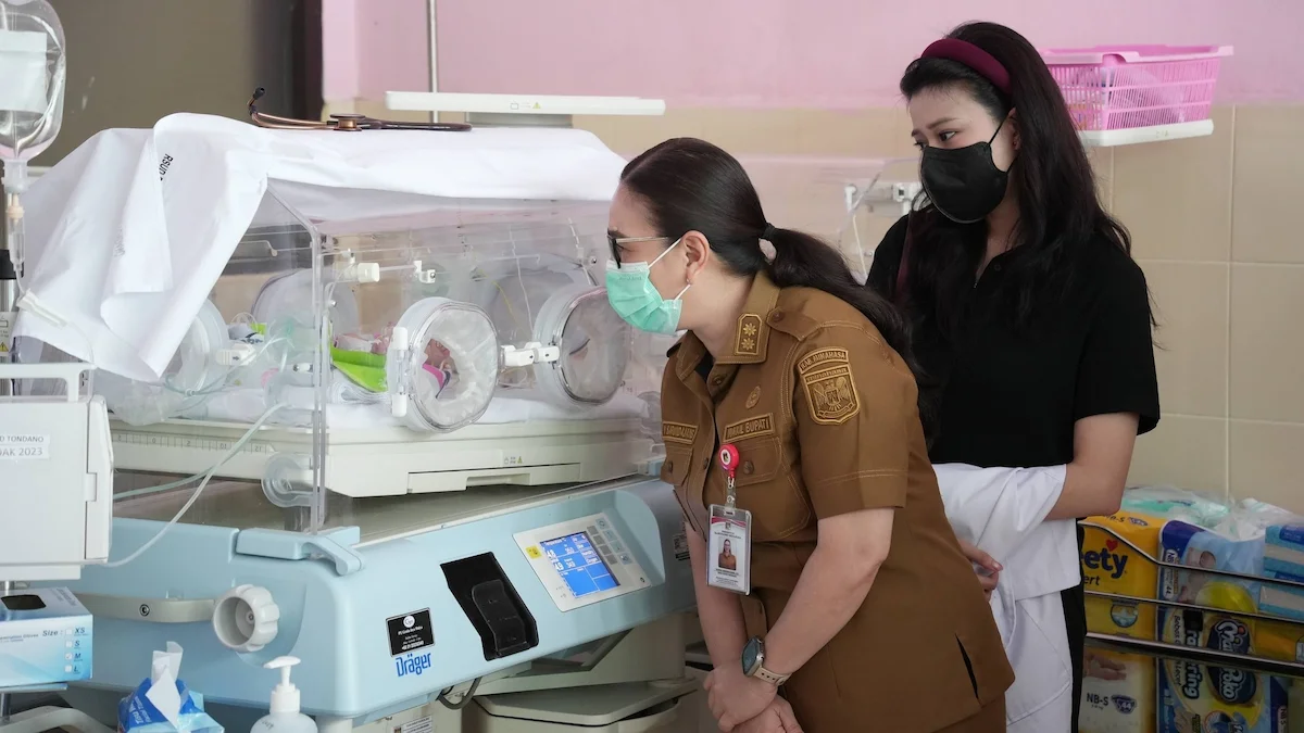 Vanda Sarundajang menjenguk bayi terlantar di RSUD Tondano Minahasa