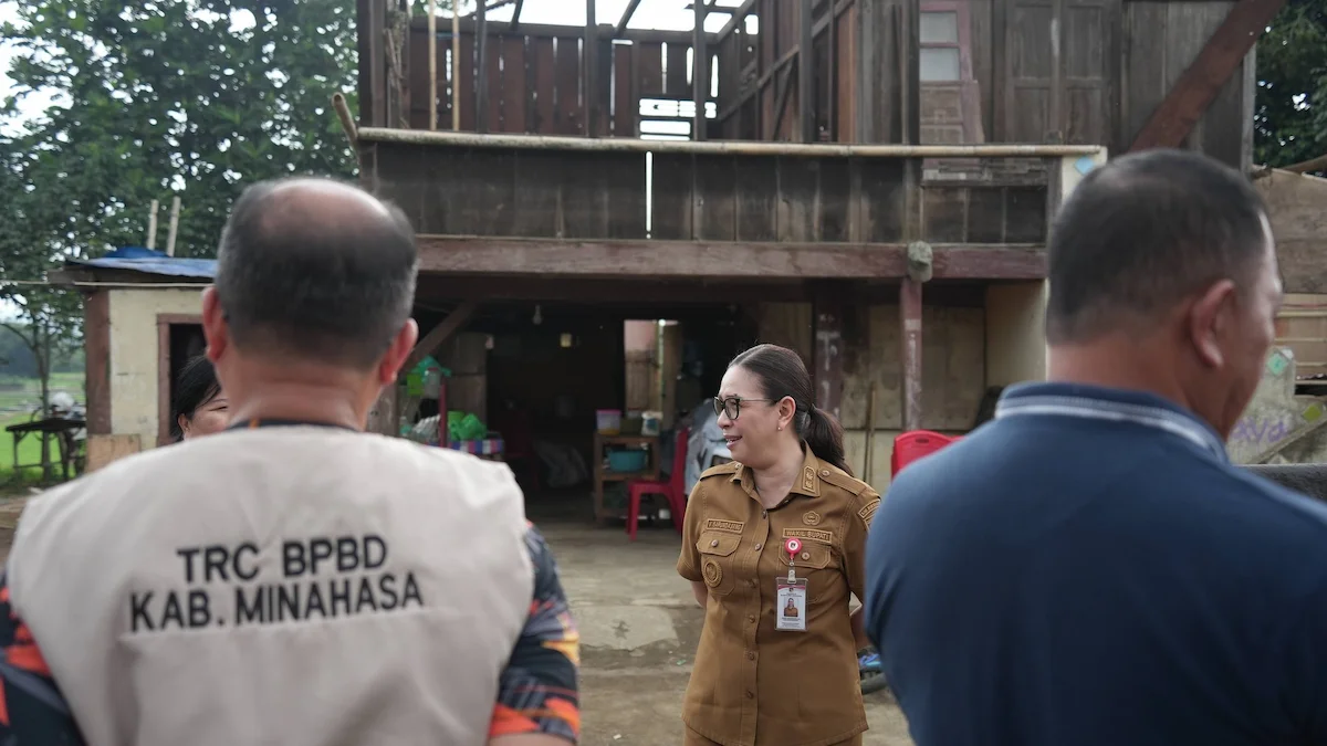 Vanda Sarundajang meninjau rumah warga rusak akibat puting beliung di Totolan