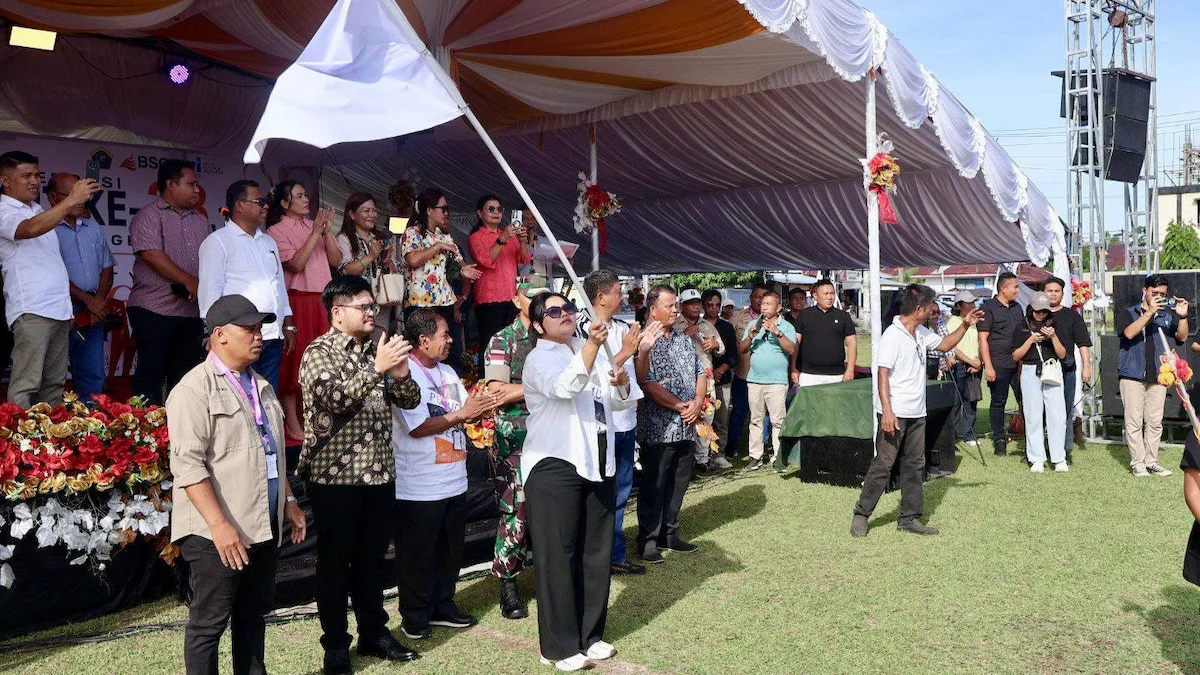 Wakil Bupati Talaud melepas peserta pawai HUT Pemuda GERMITA ke-28