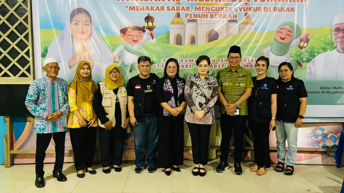 Sendy Rumajar bersama tokoh dan panitia dalam kegiatan di Masjid Al Mujahidin