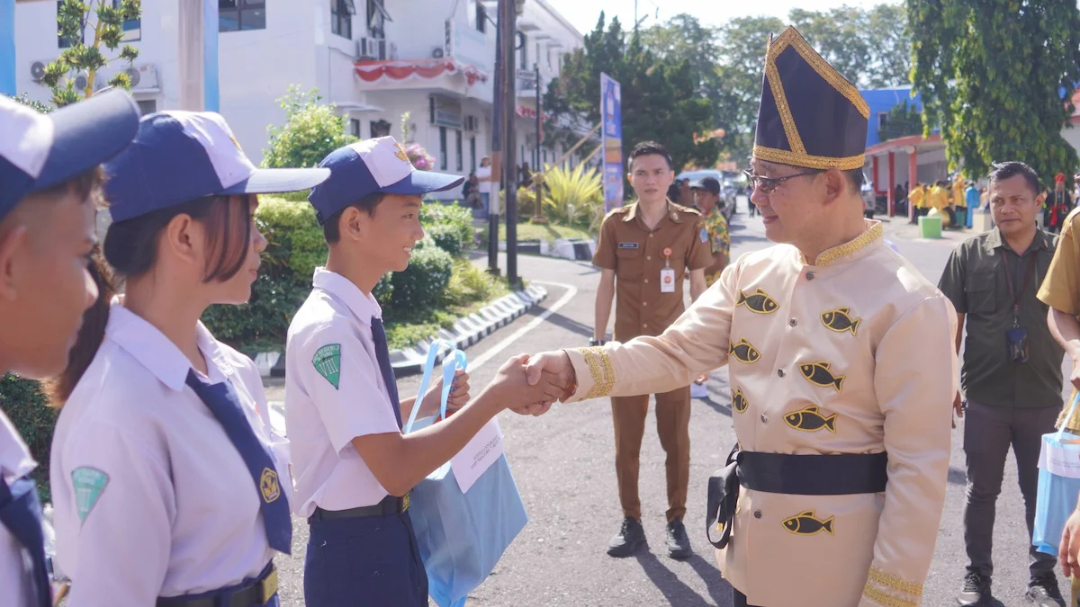 Wali Kota Bitung berinteraksi dengan siswa saat Hardiknas 2026