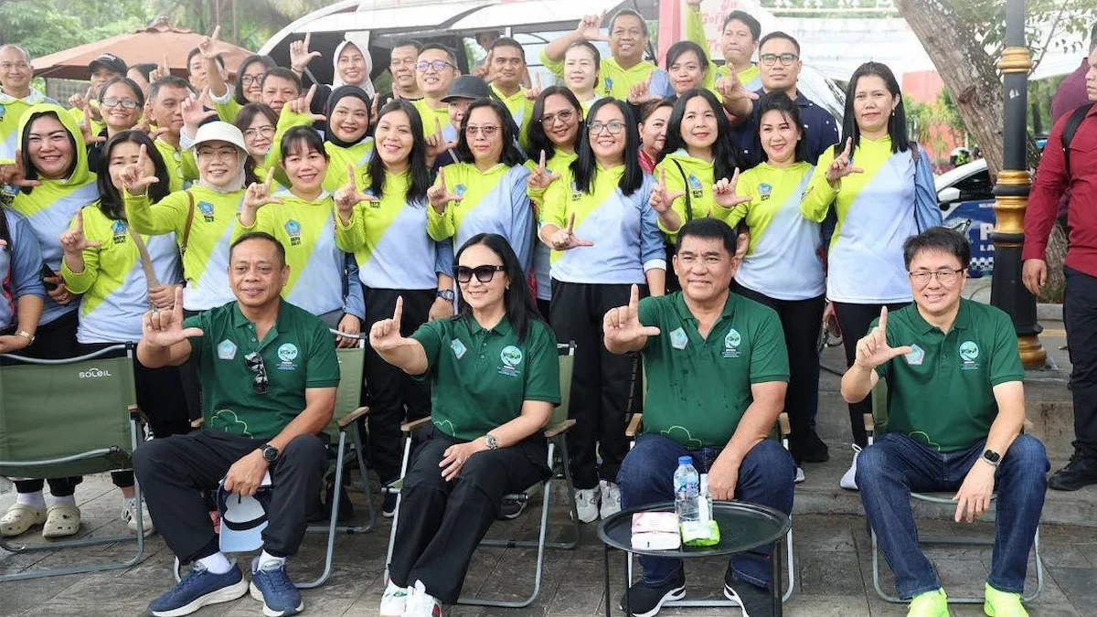 Andrei Angouw bersama peserta kegiatan lingkungan pada Hari Lingkungan Hidup Sedunia 2026 di Manado