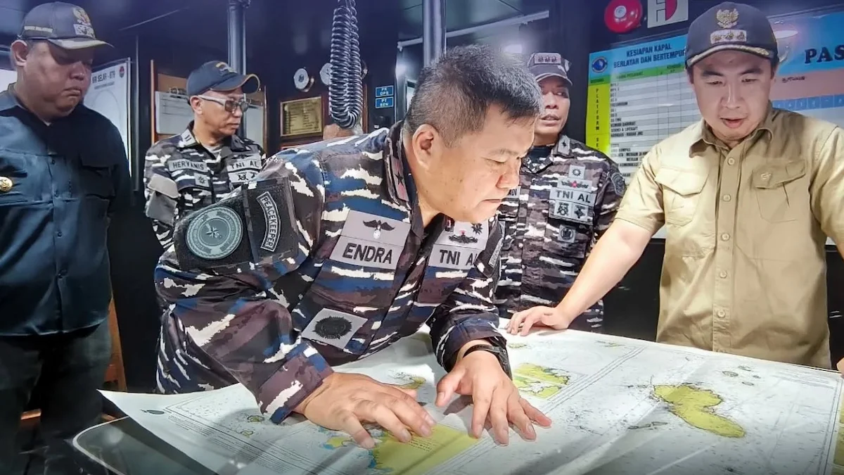 Danguspurla Koarmada II Laksamana Pertama TNI Endra Hartono meninjau peta wilayah perairan saat kunjungan kerja di Kepulauan Sangihe