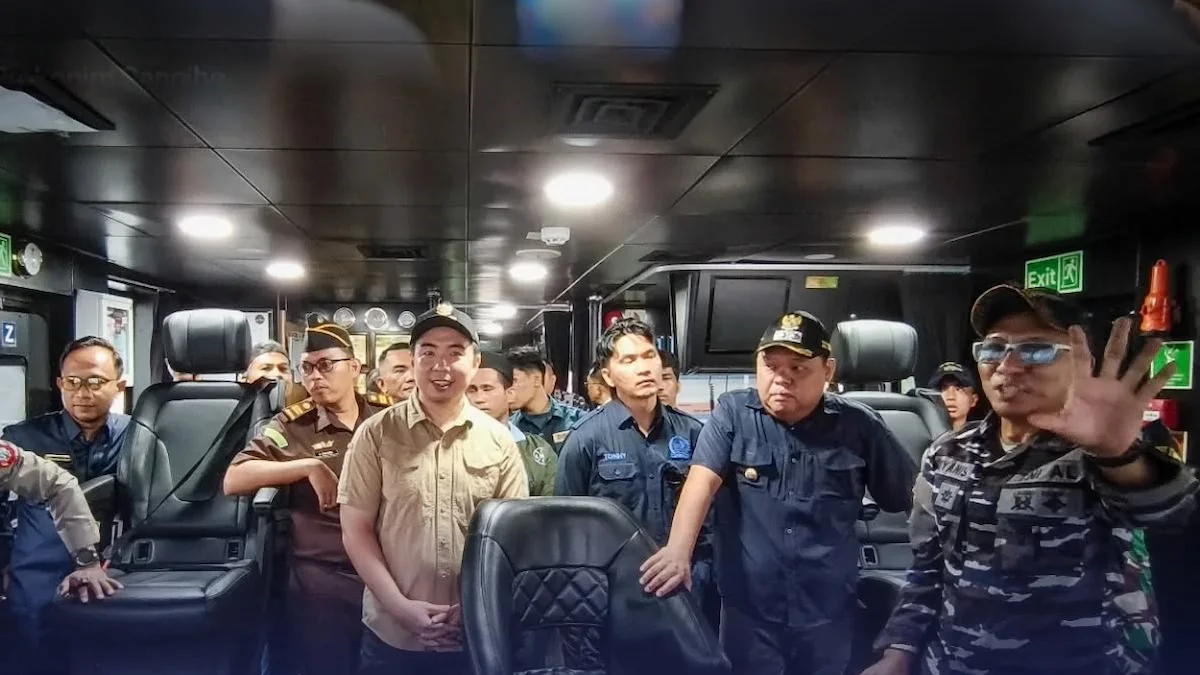 Forkopimda Kepulauan Sangihe dan jajaran TNI AL mengikuti pertemuan koordinasi di dalam KRI Selar 879