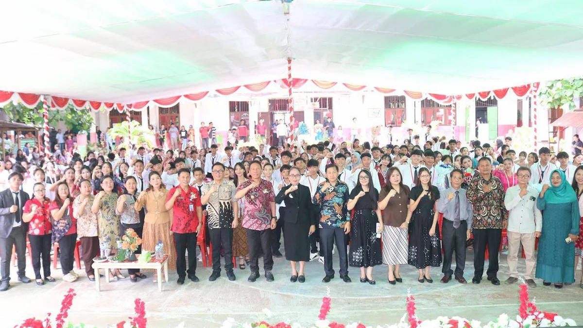 Guru, siswa, orang tua dan tamu undangan berfoto bersama pada penamatan SMP Negeri 1 Amurang