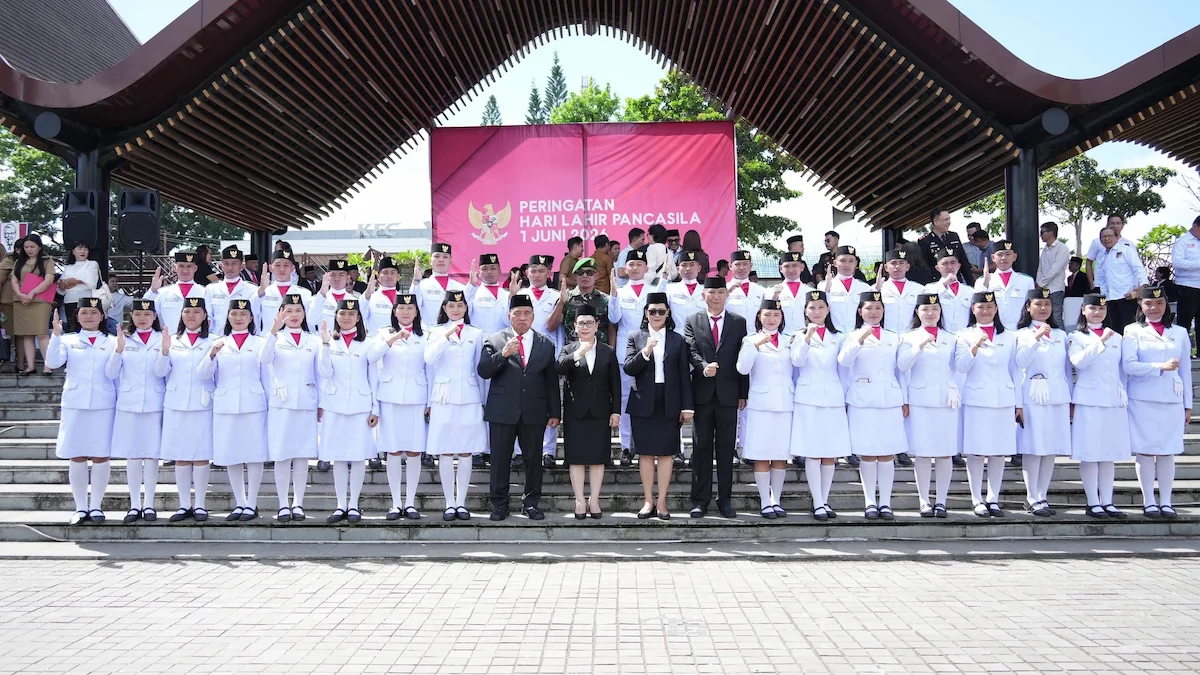 Bupati Robby Dondokambey dan Vanda Sarundajang berfoto bersama peserta Upacara Hari Lahir Pancasila 2026 di Minahasa