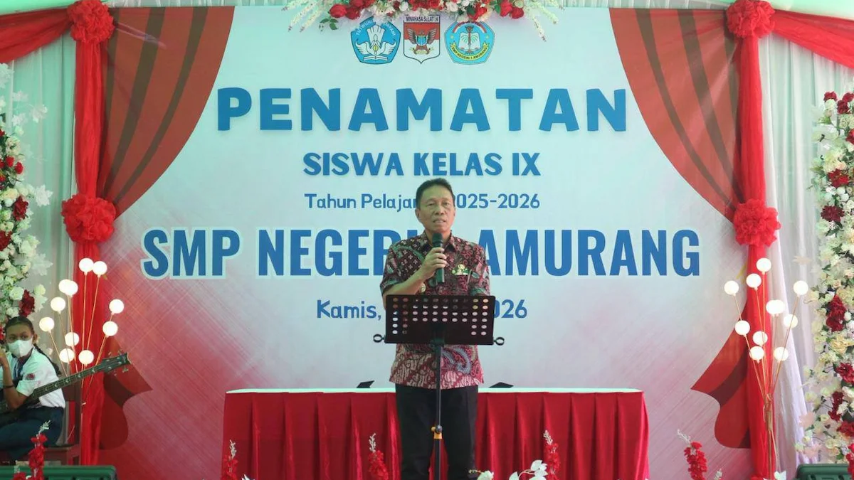 Bupati Franky Donny Wongkar memberikan sambutan pada penamatan SMP Negeri 1 Amurang Tahun Ajaran 2025/2026
