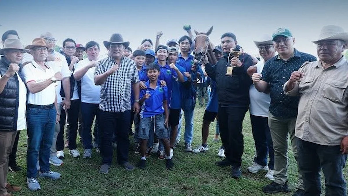 Gubernur Yulius Selvanus bersama peserta dan pemenang Pacuan Kuda Piala Gubernur Sulut 2026 di Arena Maesa Tompaso