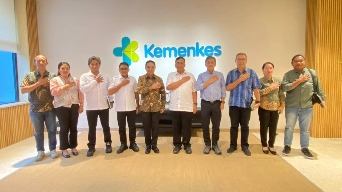 Heronimus Makainas dan delegasi Pemerintah Kabupaten Sitaro berfoto bersama usai audiensi dengan Wakil Menteri Kesehatan RI di Kantor Kementerian Kesehatan Jakarta