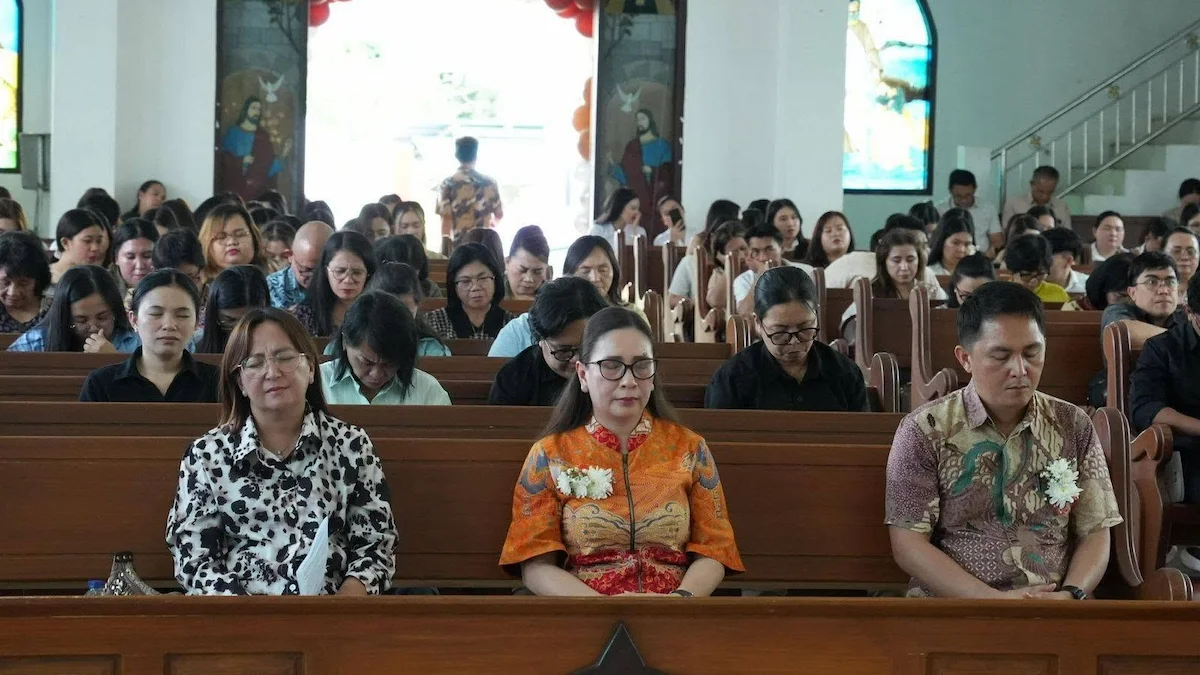Jemaat dan tamu undangan mengikuti ibadah syukur HUT RSU GMIM Siloam Sonder