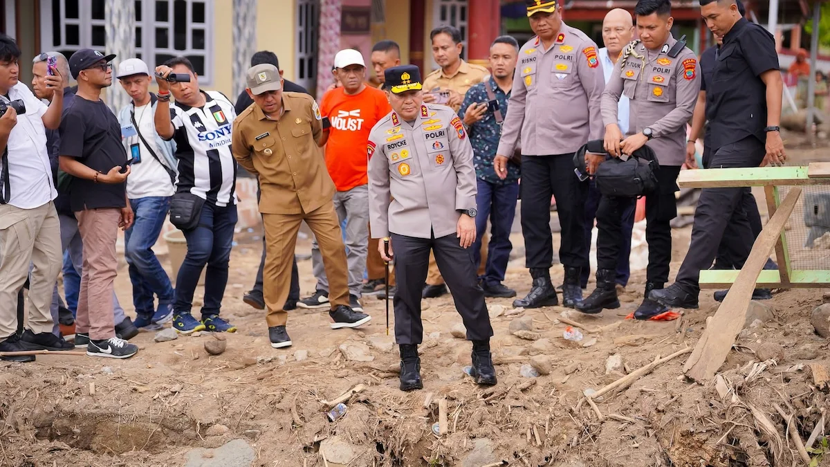 Kapolda Sulut Roycke Harry Langie meninjau langsung dampak banjir bersama Bupati Bolmong dan jajaran di wilayah terdampak