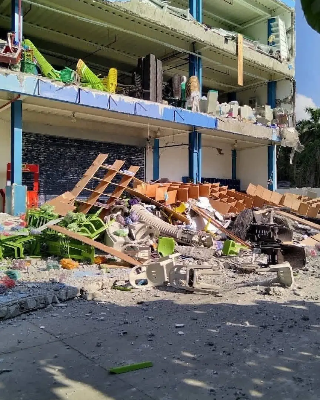 Kerusakan bangunan dan puing berserakan akibat gempa besar di Mindanao Filipina