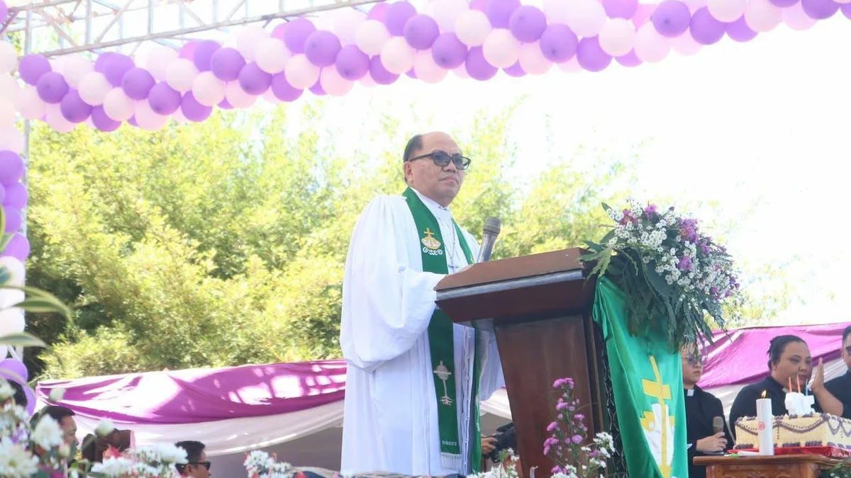 Ketua BPMS GMIM Pdt Dr Adolf Katuuk Wenas memimpin Ibadah Syukur 195 Tahun Pekabaran Injil dan Pendidikan Kristen GMIM