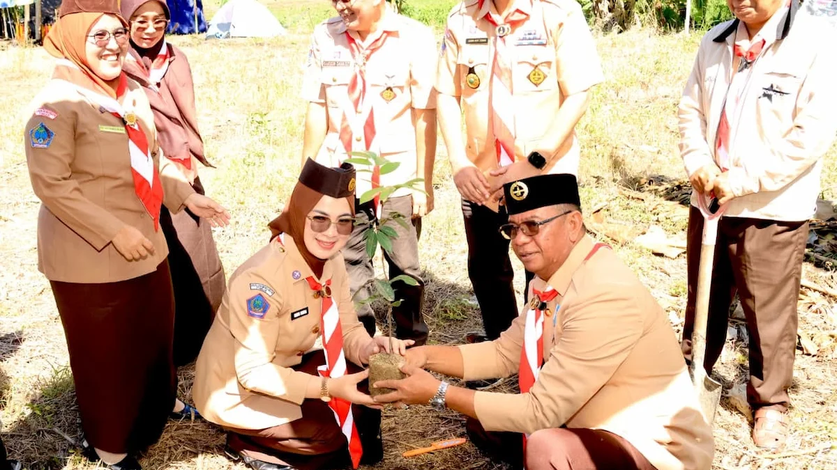 Bupati Boltim Oskar Manoppo dan Rosita Manoppo Pobela melakukan penanaman pohon pada penutupan Perkemahan Moderasi Beragama III