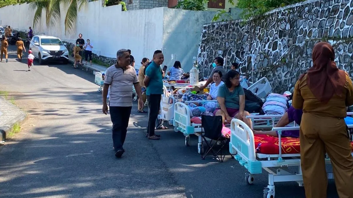Sejumlah pasien RSUD Liun Kendage Tahuna berada di area evakuasi setelah gempa besar dirasakan di Kabupaten Kepulauan Sangihe