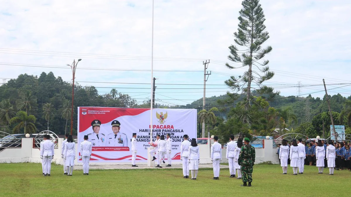 Pasukan pengibar bendera saat Upacara Hari Lahir Pancasila 2026 di Minahasa Selatan