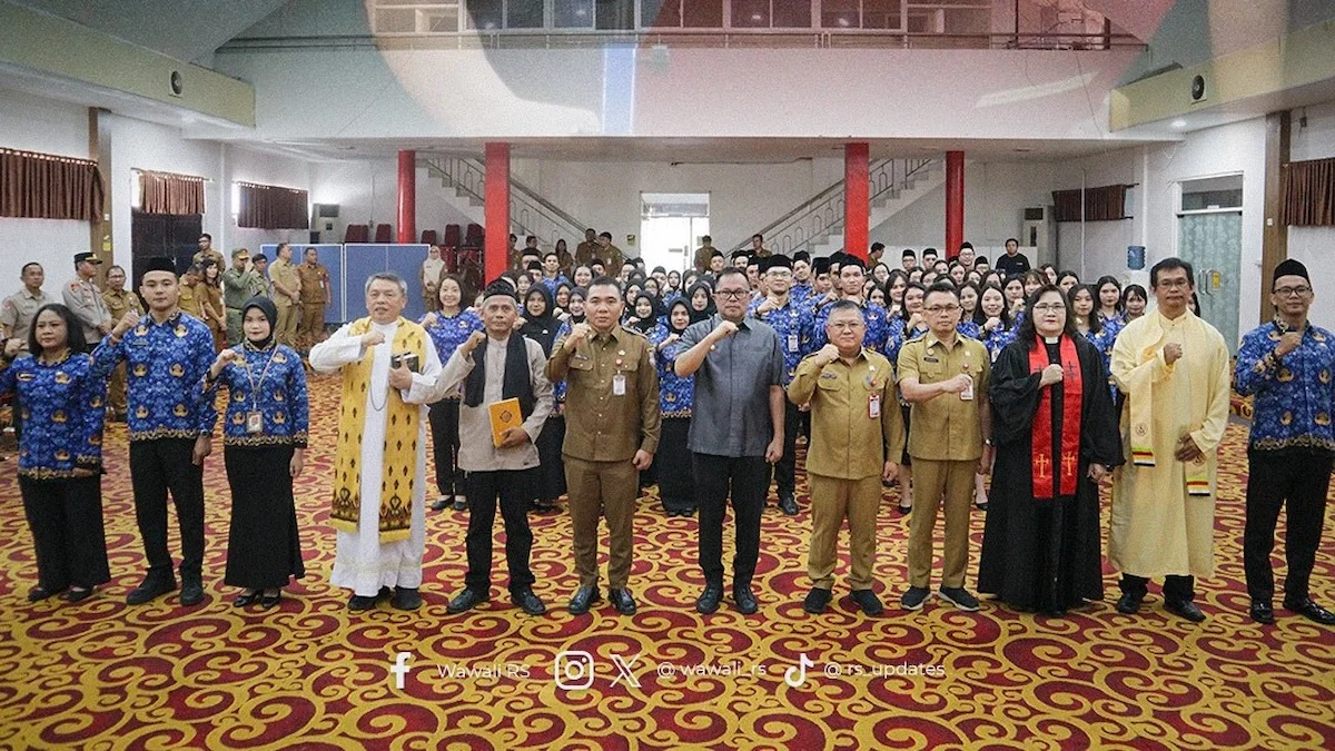 Pejabat Pemerintah Kota Manado bersama tokoh agama dan PNS usai pengambilan sumpah dan janji PNS Tahun 2026