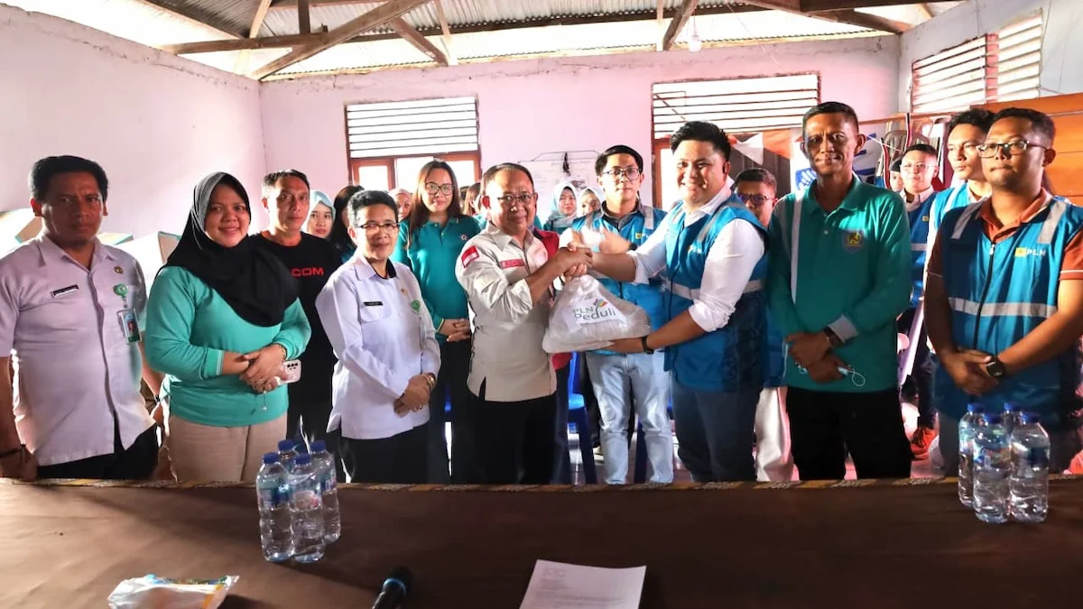 Manager PLN UP3 Kotamobagu Reki Wowiling menyerahkan bantuan PLN Peduli kepada Pemerintah Kabupaten Bolaang Mongondow
