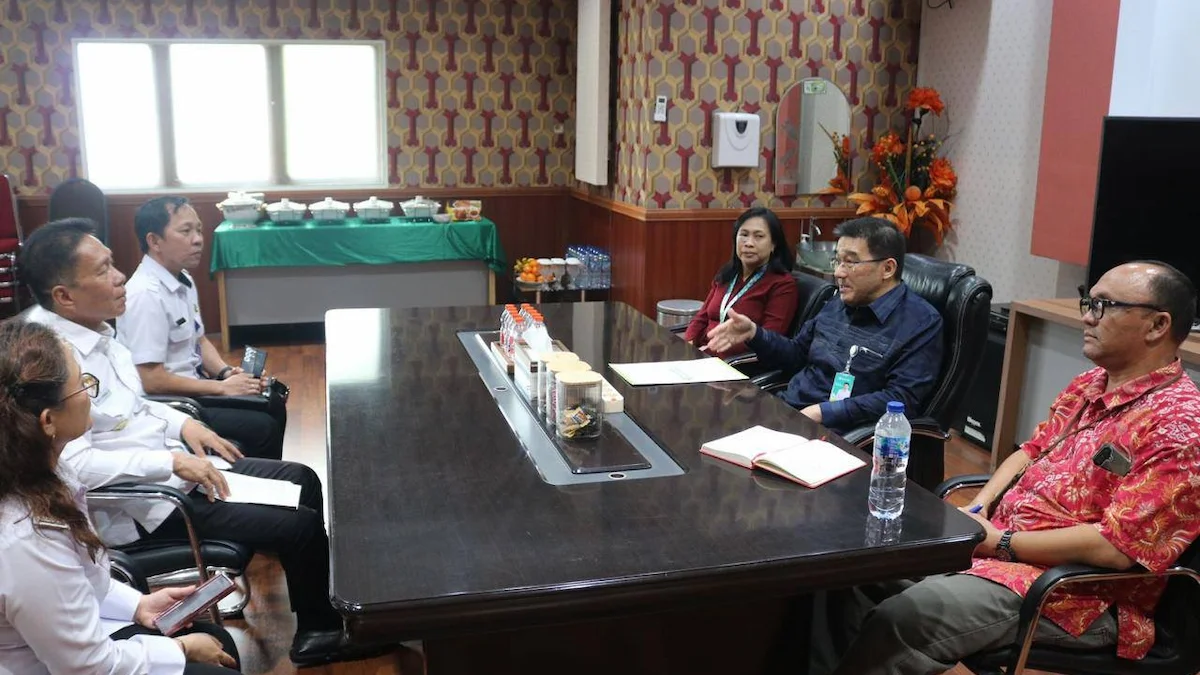 Bupati Franky Wongkar bertemu Direktur Utama RSUP Kandou Manado membahas penguatan kapasitas RSUD Amurang.