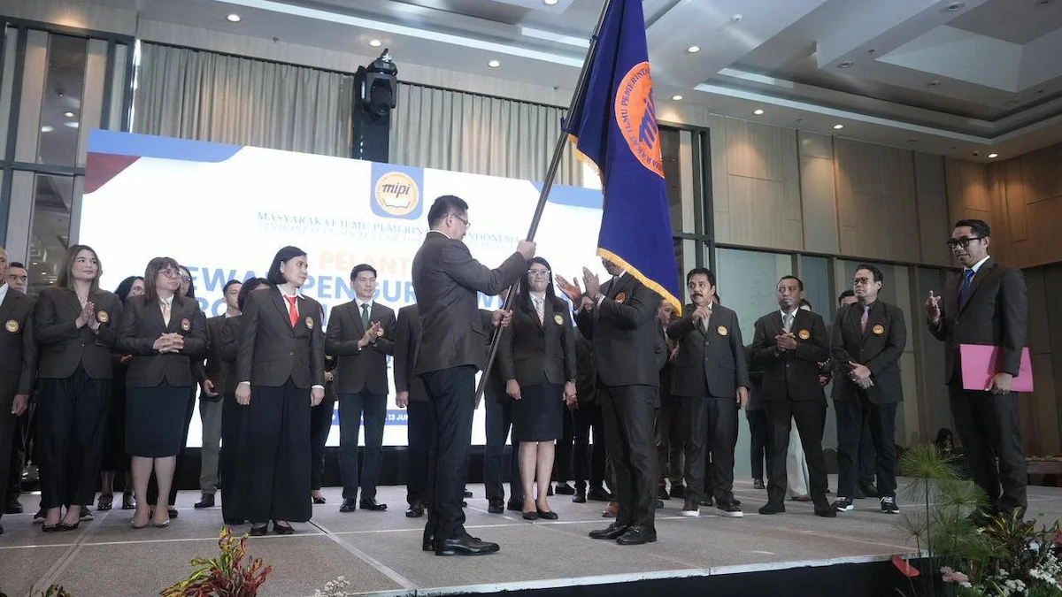 Prosesi penyerahan bendera MIPI kepada pengurus DPW MIPI Sulawesi Utara saat pelantikan
